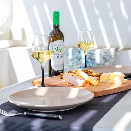 Sweet Emelia Luxury Suites *