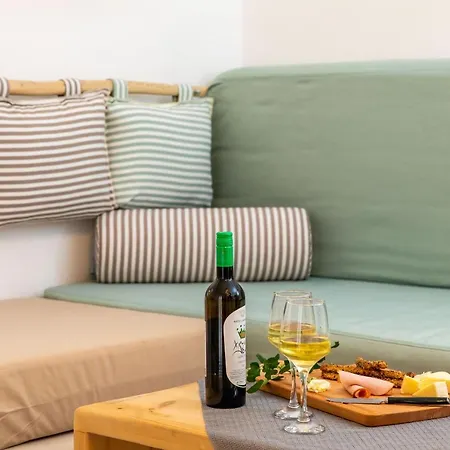 Sweet Emelia Luxury Suites *